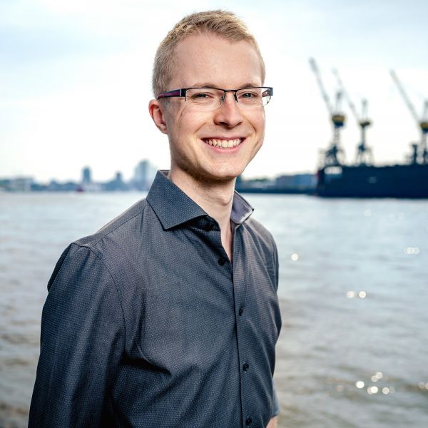 Consensa Mitarbeiter Julian Leßmann Portrait Hamburger Hafen