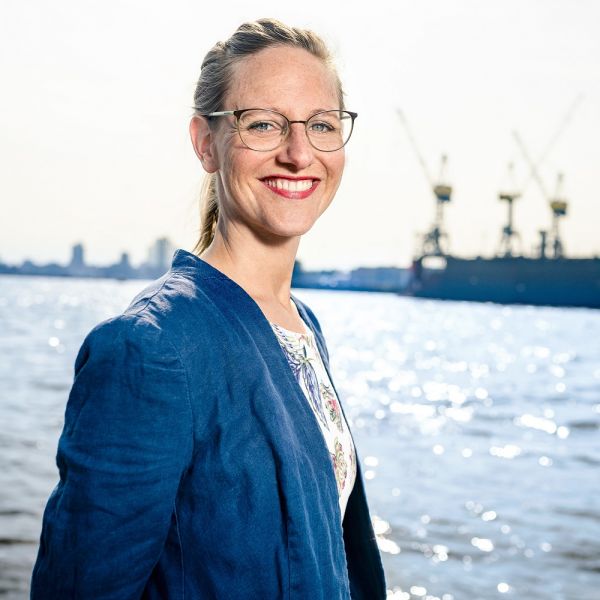 Consensa Mitarbeiterin Lenja Rother Portrait Hamburger Hafen