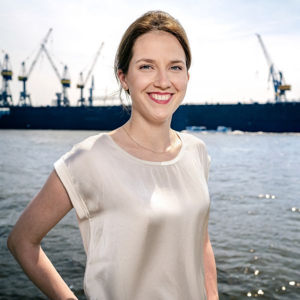Consensa Mitarbeiterin Marie Stahnke Portrait Hamburger Hafen