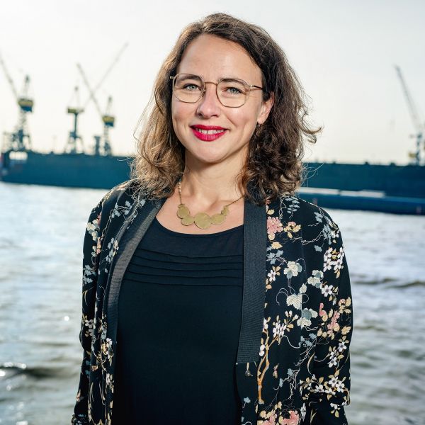 Consensa Mitarbeiterin Sonja Marhenke Portrait Hamburger Hafen