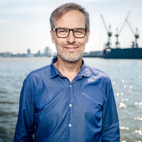 Consensa Mitarbeiter Torsten Voller Portrait Hamburger Hafen